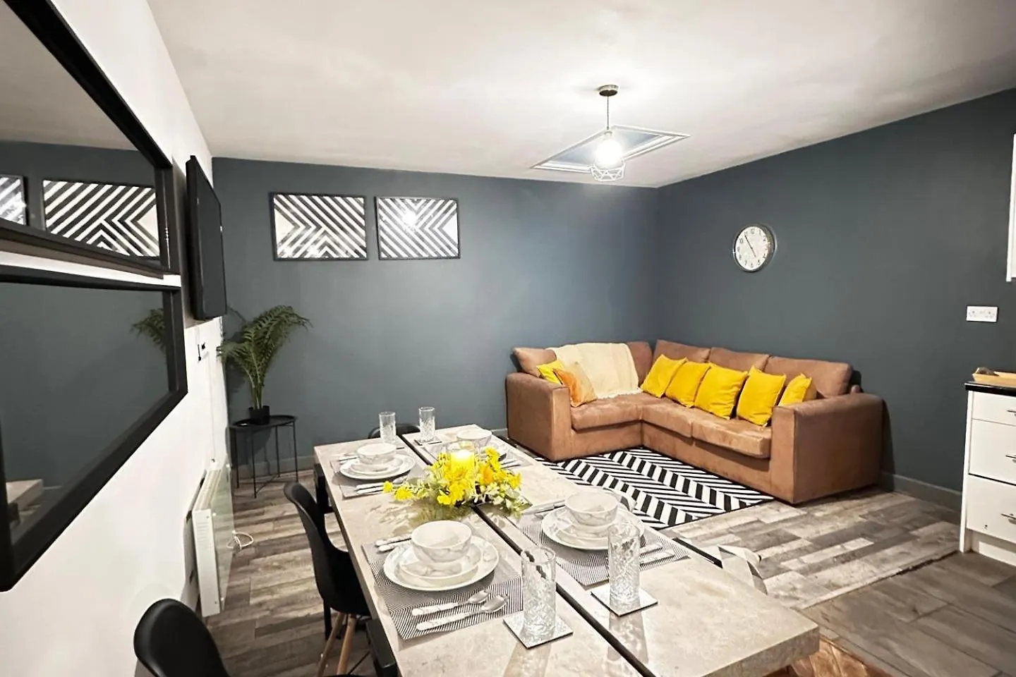 Oak Suite - 2 Bed - Sleeps 4 - Central Blackpool Apartment